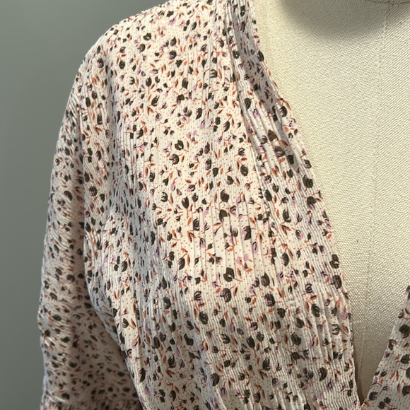 Blouson style wrap top - Picture 2 of 3